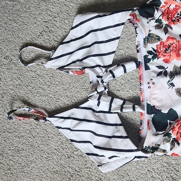 One piece cut out bathing suit - Picture 2 of 5